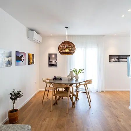 Blanche By Aristotelous Square *